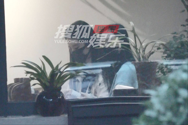 Lưu Diệc Phi bị chụp lén làm lộ tẩy trang phục quê mùa cùng thái độ thật với người đi đường - Ảnh 1