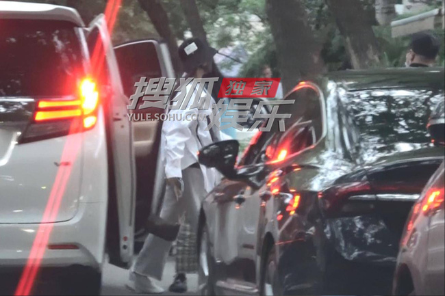 Lưu Diệc Phi bị chụp lén khi xuất hiện trên đường. Ảnh SINA