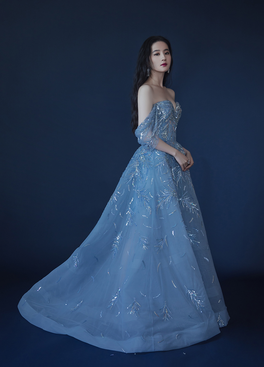 Lưu Diệc Phi bị chụp lén làm lộ tẩy trang phục quê mùa cùng thái độ thật với người đi đường - Ảnh 2