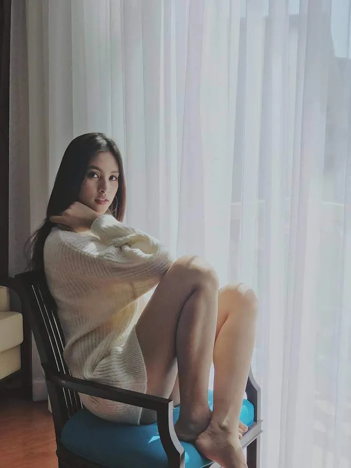 Tiểu Vy cũng theo đuổi mốt giấu quần đầy phóng khoáng. Tiểu Vy cũng theo đuổi mốt giấu quần đầy phóng khoáng.