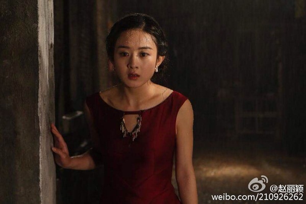 Triệu Lệ Dĩnh cũng từng có cảnh quay ướt át dưới cơn mưa. Dù đã khoác chiếc váy đỏ quyến rũ nhưng Triệu Lệ Dĩnh lại trông khá 'thê thảm' với tóc tai rối bời, trông khác nhếch nhác dưới mưa. Tuy nhiên, không thể phủ nhận nhan sắc của cô vẫn rất xinh đẹp với đôi mắt to tròn. Triệu Lệ Dĩnh cũng từng có cảnh quay ướt át dưới cơn mưa. Dù đã khoác chiếc váy đỏ quyến rũ nhưng Triệu Lệ Dĩnh lại trông khá 'thê thảm' với tóc tai rối bời, trông khác nhếch nhác dưới mưa. Tuy nhiên, không thể phủ nhận nhan sắc của cô vẫn rất xinh đẹp với đôi mắt to tròn.