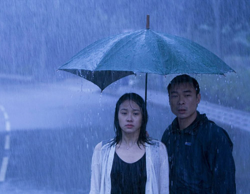 Lâm Gia Hân thẫn thờ đứng trong mưa nhưng vẫn không lộ vẻ nhếch nhác mà thay vào đó là cảm giác buồn không tả xiết với khán giả trong phim 'Thân mật'. Lâm Gia Hân thẫn thờ đứng trong mưa nhưng vẫn không lộ vẻ nhếch nhác mà thay vào đó là cảm giác buồn không tả xiết với khán giả trong phim 'Thân mật'.