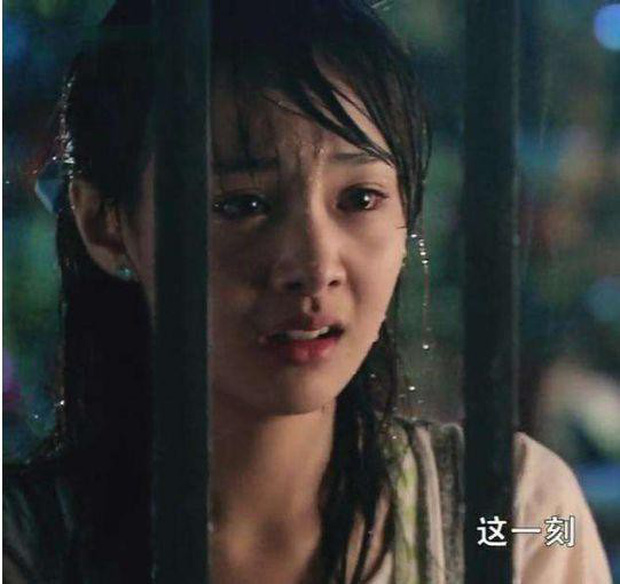 Trịnh Sảng cũng là một trong những mỹ nhân đã từng xuất hiện khi đóng cảnh dưới mưa. Dù không được đánh giá cao về diễn xuất nhưng không thể phủ nhận nhan sắc của Trịnh Sảng vẫn rất xinh đẹp dù tóc tai không còn được mượt mà. Trịnh Sảng cũng là một trong những mỹ nhân đã từng xuất hiện khi đóng cảnh dưới mưa. Dù không được đánh giá cao về diễn xuất nhưng không thể phủ nhận nhan sắc của Trịnh Sảng vẫn rất xinh đẹp dù tóc tai không còn được mượt mà.