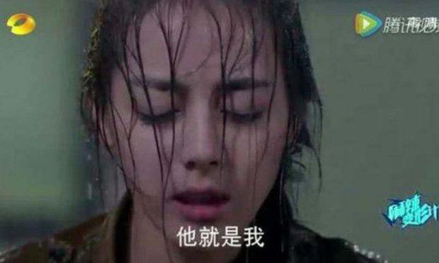 Địch Lệ Nhiệt Ba thì lại lộ các đường nét trên gương mặt thô cứng trong mưa. Địch Lệ Nhiệt Ba thì lại lộ các đường nét trên gương mặt thô cứng trong mưa.