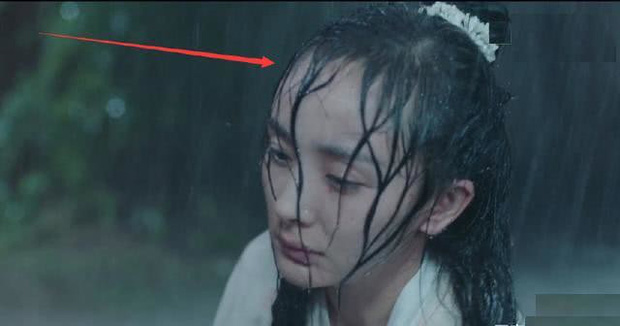 Dương Mịch lại khá kém sắc trong mưa. Nhìn nàng Bạch Thiển thê thảm với tóc tai rũ rượi kèm theo đó là khuyết điểm trán hoi cũng hơi mất điểm. Dương Mịch lại khá kém sắc trong mưa. Nhìn nàng Bạch Thiển thê thảm với tóc tai rũ rượi kèm theo đó là khuyết điểm trán hoi cũng hơi mất điểm.