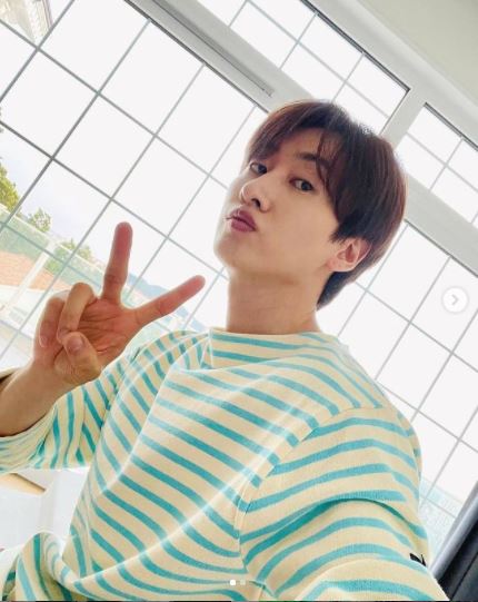 Eunhyuk thì khá kín tiếng bởi anh không dùng mạng xã hội. Những bức ảnh của Eunhyuk chỉ thông qua trang chính của nhóm Super Junior đăng tải. Dù vậy nhưng nhan sắc của Eunhyuk vẫn không thể chê vào đâu được.