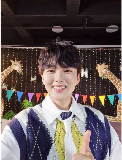 Cũng giống như Eunhyuk, Ryeowook cũng không dùng mạng xã hội, hình ảnh của anh chỉ được cập nhật bởi trang chính của nhóm Super Junior trên nền tảng mạng Instagram. Thế nhưng, Ryeowook vẫn gương mặt trẻ con cùng nụ cười tỏa nắng của nam thần khiến các fan mê mẩn.