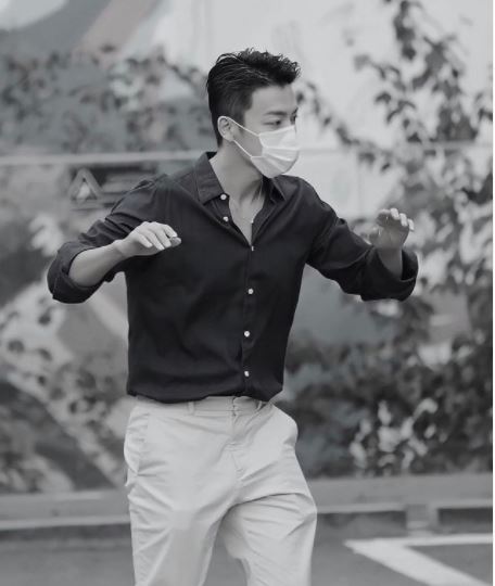 Thậm chí thân hình của Dong Hae khiến dân tình muốn 'mlem' vì đầy sự nam tính. Ảnh IGNV