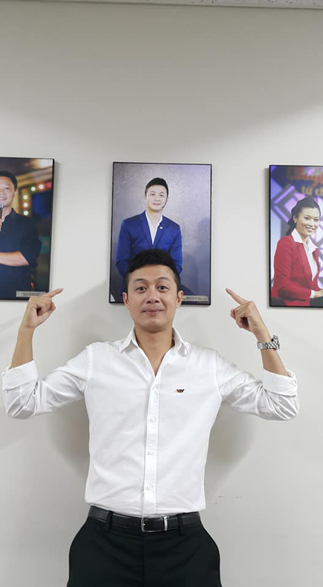 MC Anh Tuấn cực kì trẻ trung. MC Anh Tuấn cực kì trẻ trung.