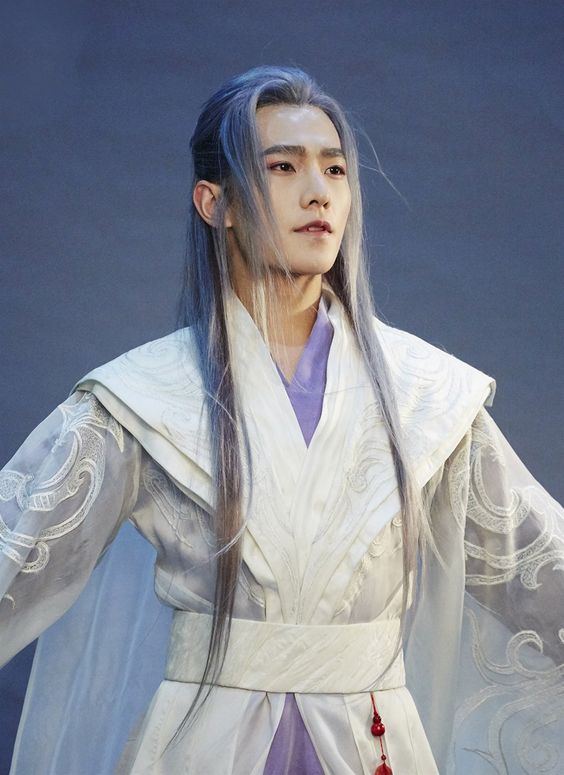 Dương Dương vốn được mệnh danh là “yêu nghiệt” khi sở hữu nhan sắc góc cạnh đẹp đến không góc chết. Anh chàng có thể khiến hội chị em mê mẩn khiến biến hóa đa dạng từ 'nam thần' trường học lạnh lùng sang hồ ly quyến rũ cực ngọt trong quảng cáo game mobile.