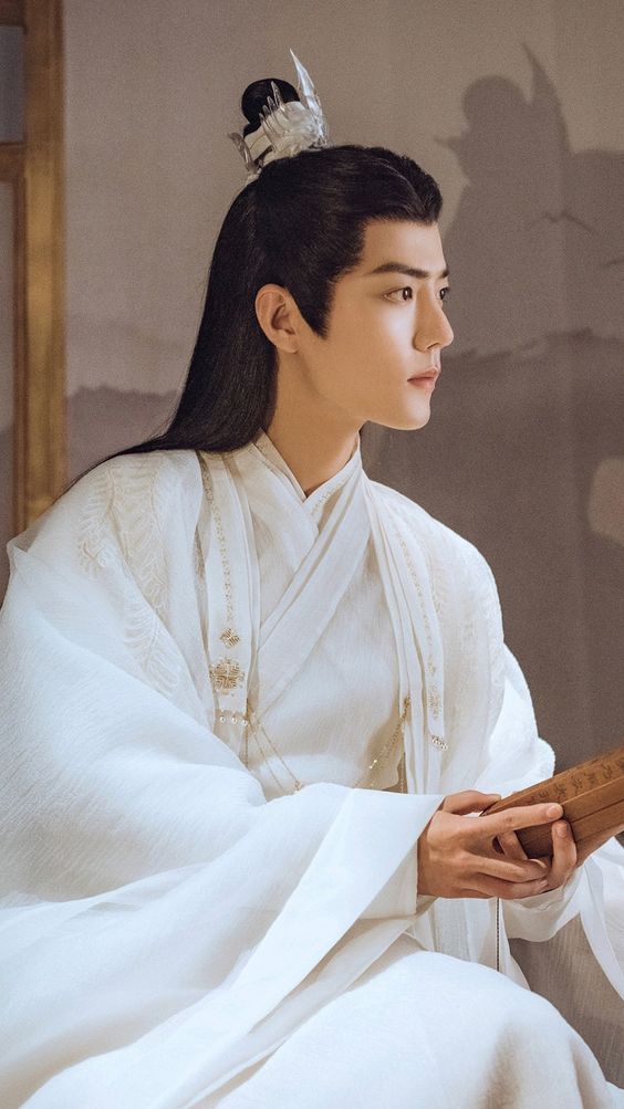 Tiêu Chiến sở hữu gương mặt đẹp như họa, đến khi diện đồ cổ trang màu trắng cùng tính cách trầm tĩnh khiến nam diễn viên như 'hạc trong bầy gà'.