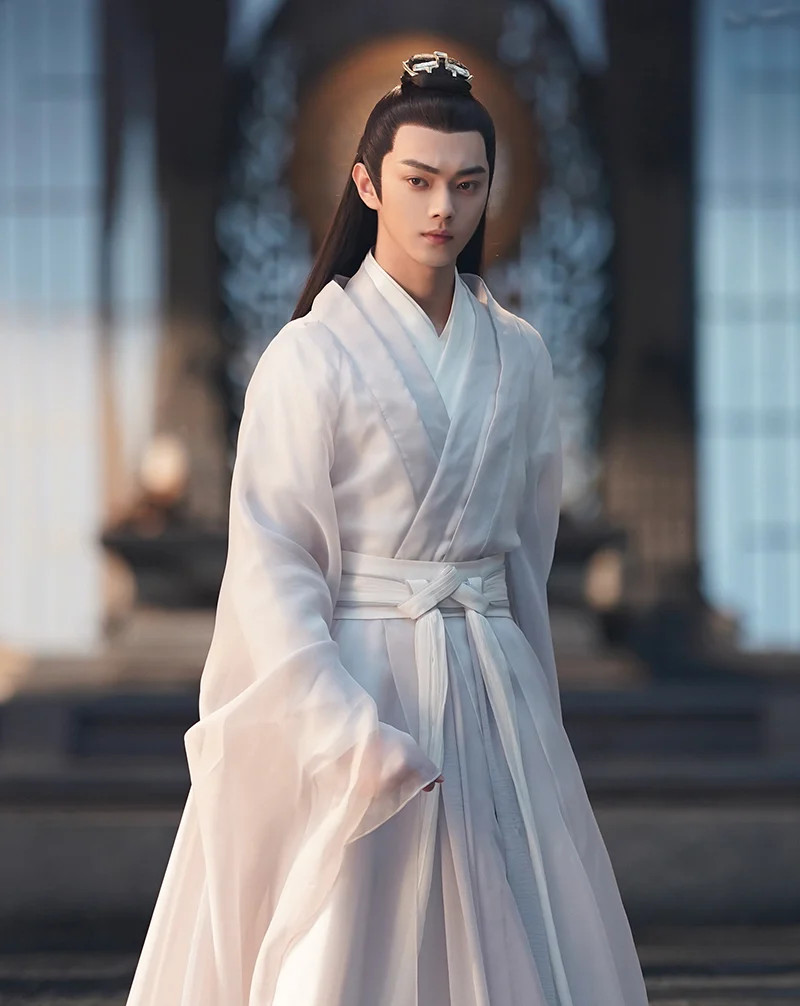 Hứa Khải cũng là một trong những mỹ nam sở hữu vẻ đẹp hút hồn khi mặc cổ trang. Đặc biệt trong trang phục 'bạch y công tử' ở Thiên Cổ Quyết Trần chuẩn phong thái như 'Phan An tại thế'.