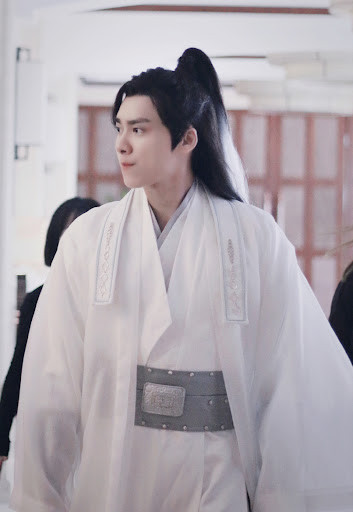 Lý Dịch Phong không hổ là một trong 'Tứ đại lưu lượng' cùng với Dương Dương, Lộc Hàm, Ngô Diệc Phàm. Đến tạo hình cổ trang áo trắng trong show thực tế cũng khiến hội chị em 'xỉu lên xỉu xuống'.