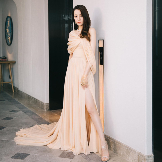 Tứ đại mỹ nhân Cbiz toát khí chất hào môn: Angelababy kiêu sa, Nhiệt Ba cao quý nhưng thua trùm cuối Lưu Thi Thi - Ảnh 3 Tứ đại mỹ nhân Cbiz toát khí chất hào môn: Angelababy kiêu sa, Nhiệt Ba cao quý nhưng thua trùm cuối Lưu Thi Thi - Ảnh 3