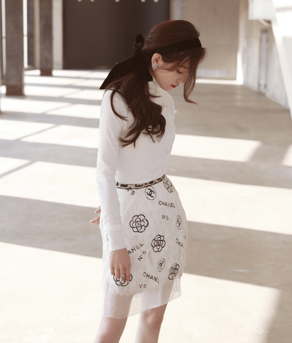 Tứ đại mỹ nhân Cbiz toát khí chất hào môn: Angelababy kiêu sa, Nhiệt Ba cao quý nhưng thua trùm cuối Lưu Thi Thi - Ảnh 15