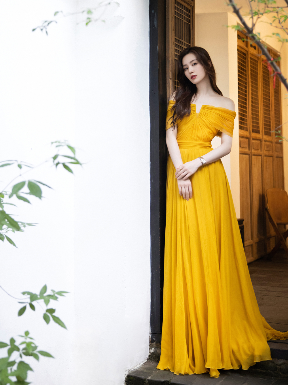 Tứ đại mỹ nhân Cbiz toát khí chất hào môn: Angelababy kiêu sa, Nhiệt Ba cao quý nhưng thua trùm cuối Lưu Thi Thi - Ảnh 12