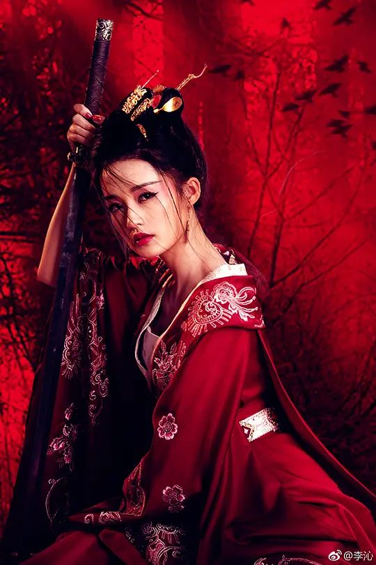 Lý Thấm yêu mị trong sắc đỏ ở phim 'Sở Kiều truyện'. Dù chỉ là nhân vật phụ nhưng sự 'lột xác' của Lý Thấm lấn át tất cả về sự ma mị, khí phách.