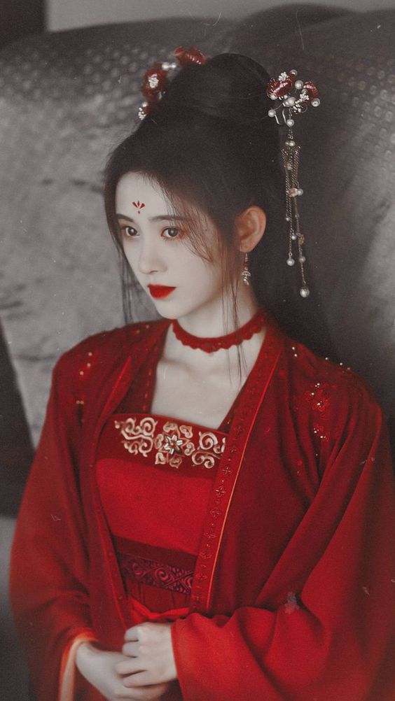 Cúc Tịnh Y cũng là mỹ nhân xinh đẹp đặc biệt trong trang phục màu đỏ càng làm nổi bật lên làn da trắng mịn,nõn nà. Thế nhưng, 'mỹ nữ 4000 năm' của Cbiz lại liên tục bị chê trang điểm như hát tuồng thậm chí biểu cảm một màu chưa bao giờ thay đổi.