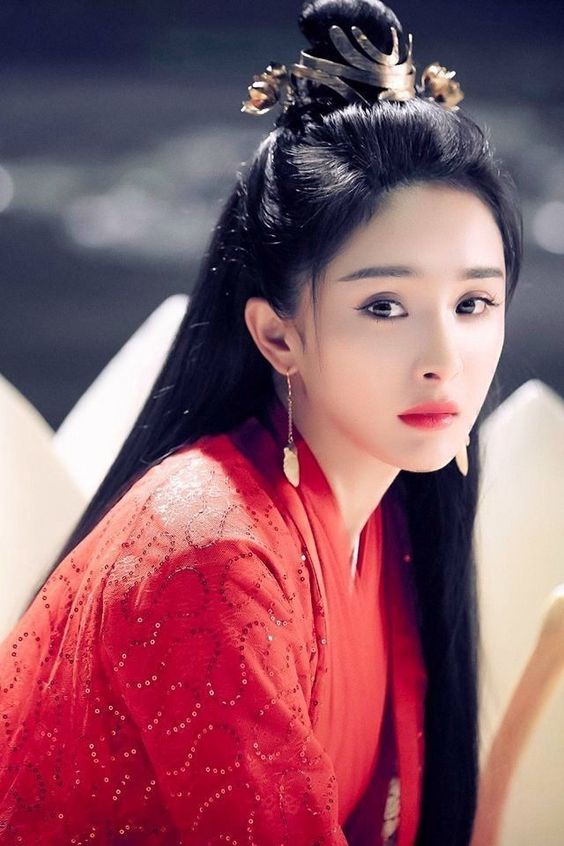 Dương Mịch vẫn trùm của những trang phục cổ trang. Không chỉ sở hữu nhan sắc xinh đẹp mà Dương Mịch còn cực kỳ thần thái như tiên tử trong những tạo hình mỹ nữ cổ trang như thế này. Đặc biệt, hồng y làm tôn lên vẻ đẹp quyến rũ của tiểu hoa đán thế hệ 8x.