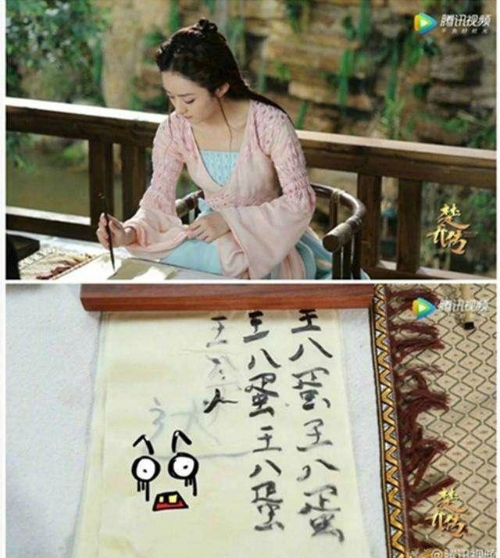 Triệu Lệ Dĩnh trong 'Sở Kiều truyện' cũng rất thực tế viết thư pháp trên giấy. Nhìn cảnh trên phim, cô nàng dường như đang chăm chú viết nội dung gì đó rất nghiêm túc nhưng thực tế lại là những dòng chữ chửi thề trên giấy. Nữ diễn viên liên tục viết 'tên khốn khiếp' ở trên giấy khiến nhiều người bất ngờ. Dù chửi thề nhưng gương mặt nghiêm túc của Triệu Lệ Dĩnh lại khiến khán giả phục khả năng diễn xuất của cô nàng.