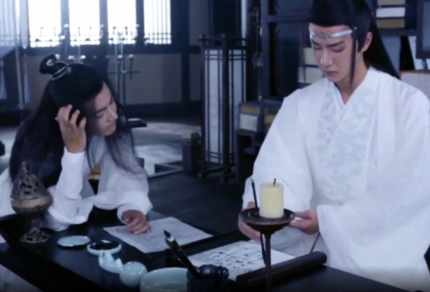 Thế nhưng thực tế ở hậu trường, Vương Nhất Bác đang viết loằng ngoằng trên giấy chứ không hề giống như trên màn ảnh. Thậm chí chữ viết của nam diễn viên cũng không thể đẹp được như trình chiếu bởi từ lần lộ viết chữ tay của Vương Nhất Bác bị chê rất xấu.