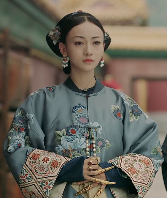 Dù diễn xuất không được đánh giá cao nhưng không thể phủ nhận Ngô Cẩn Ngôn cũng khá hợp với trang phục nhà Thanh dù nhan sắc có phần già dặn hơn ngoài đời.