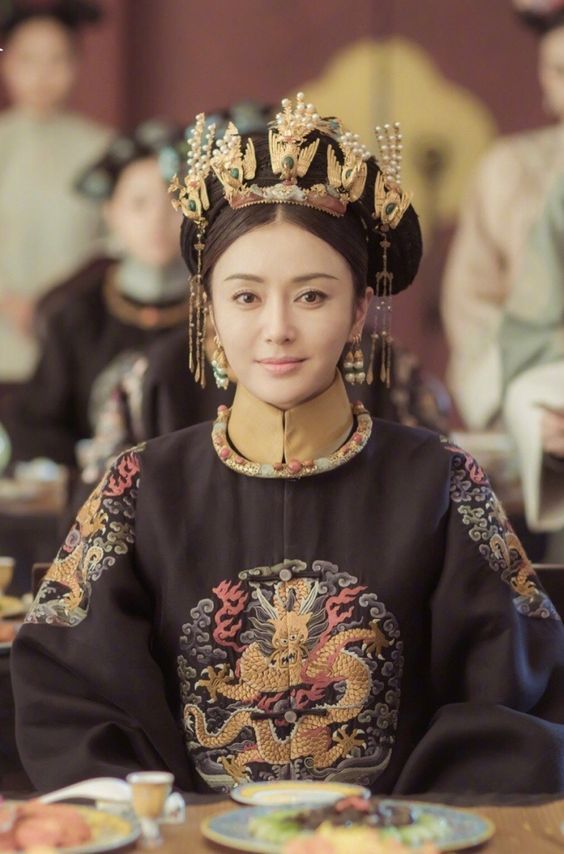 Cũng vào vai Hoàng hậu trong tạo hình cổ trang nhà Thanh ở phim 'Diên Hy Công lược',Tần Lam đã khắc hoạ thành công hình ảnh bậc mẫu nghi hiền lương, thục đức, khí chất thanh tao của một vương hậu.