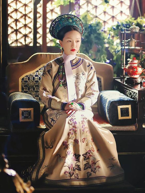 Châu Tấn dù không sở hữu nhan sắc như dàn 'tiểu hoa' nhưng nàng 'đại hoa đán' của Cbiz lại vô cùng thần thái trong vai Hoàng hậu của Hậu cung Như Ý truyện.