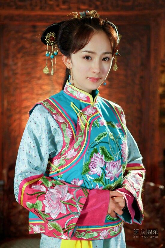 Dương Mịch không hổ là tiểu hoa đán nổi danh thế hệ 8x khi sở hữu nhan sắc xinh đẹp cùng khí chất cao quý khi tạo hình nhà Thanh trong vai Lạc Tĩnh Xuyên ở phim Cung tỏa tâm ngọc.