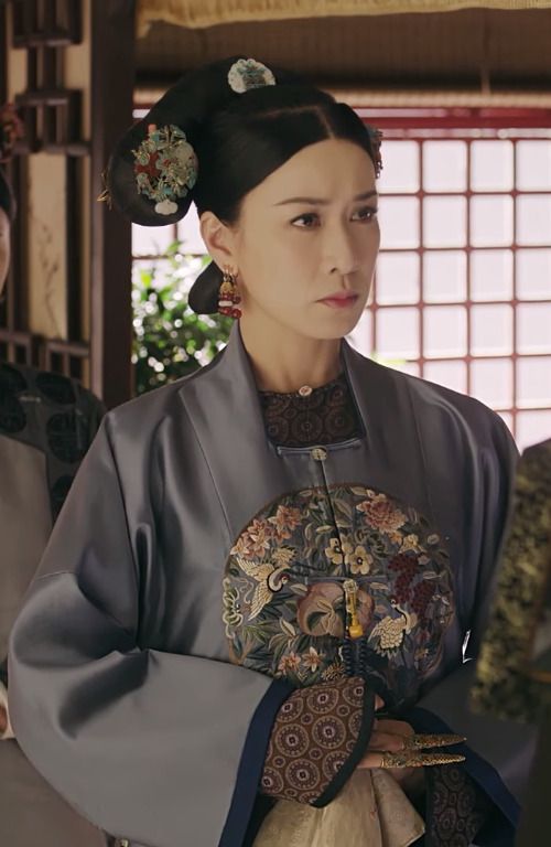 Xa Thi Mạn cũng là một trong những tạo hình cực kỳ đẹp khi 'xuyên không' về nhà Thanh. Không chỉ diễn xuất đỉnh cao mà 'Thị hậu TVB' còn thể hiện phong thái uy nghiêm của Hoàng hậu trong 'Diên Hy Công lược'.