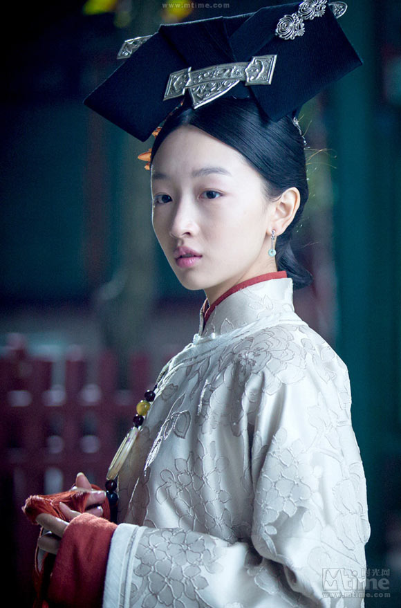 Đến Tam kim ảnh hậu trẻ nhất Cbiz Châu Đông Vũ cũng khiến khán giả khá thất vọng vì tạo hình và nhan sắc trong Cung tỏa trầm hương.