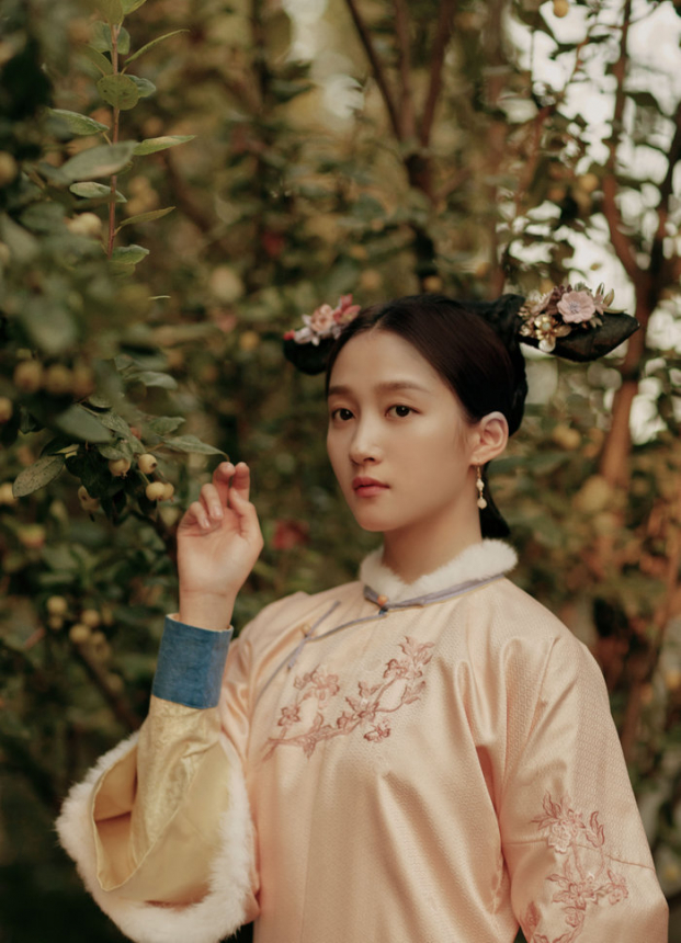 Quan Hiểu Đồng có phần đáng yêu khi tạo hình tiểu cách cách Hòa Thạc Hòa Gia thời nhà Thanh trong show Gặp Gỡ Thiên Đàn.