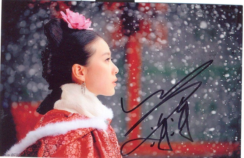 Lưu Thi Thi lại sở hữu mẫu chữ ký khá đơn giản và dễ nhìn.