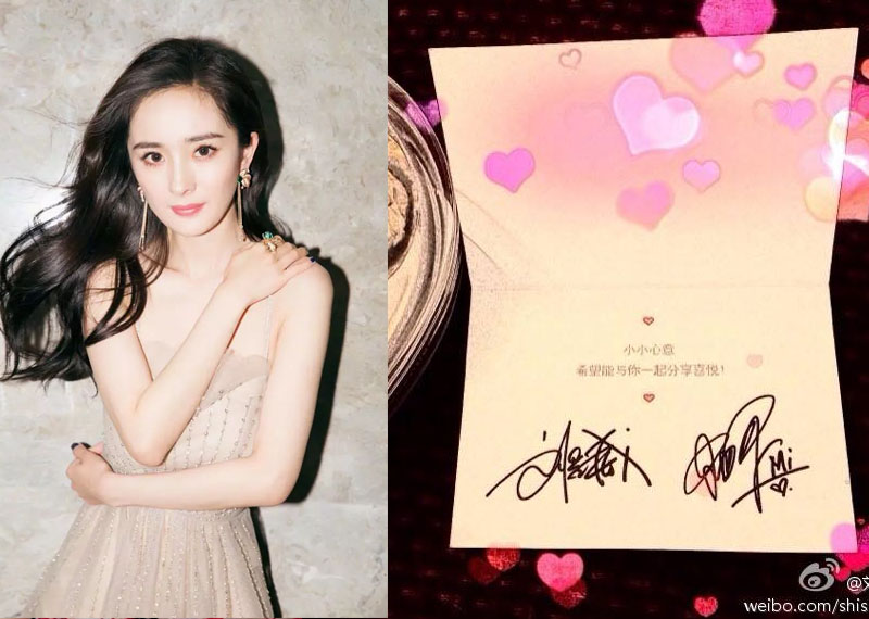 Chữ ký của DƯơng Mịch và Lưu Khải Uy trên thiệp cưới. Thậm chí, Dương Mịch ký khó hiểu phải ghi tên bên dưới để nhận diện (trái). Ảnh Weibo