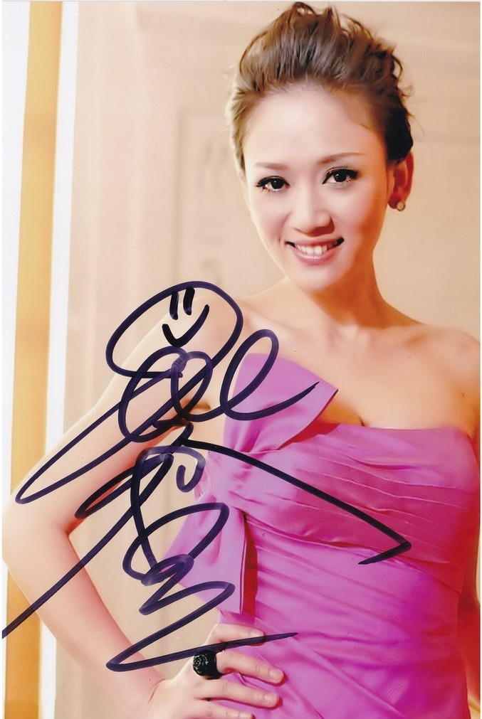 Trần Kiều Ân đang kỳ hình gì đây nhỉ! Những kiểu ký khiến người hâm mộ xoắn cả não để có thể hiểu được.