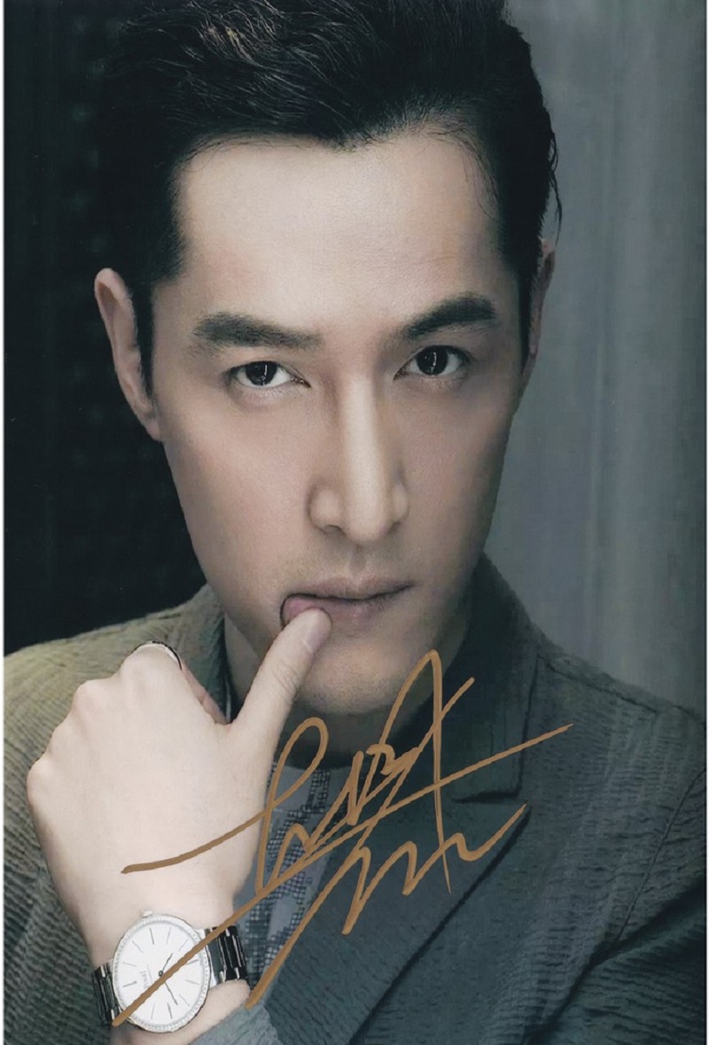 Có lẽ Hồ Ca nằm trong top ngôi sao ký khá đơn giản và chữ ký cứng cáp, mạnh mẽ như con người của nam thần này vậy.