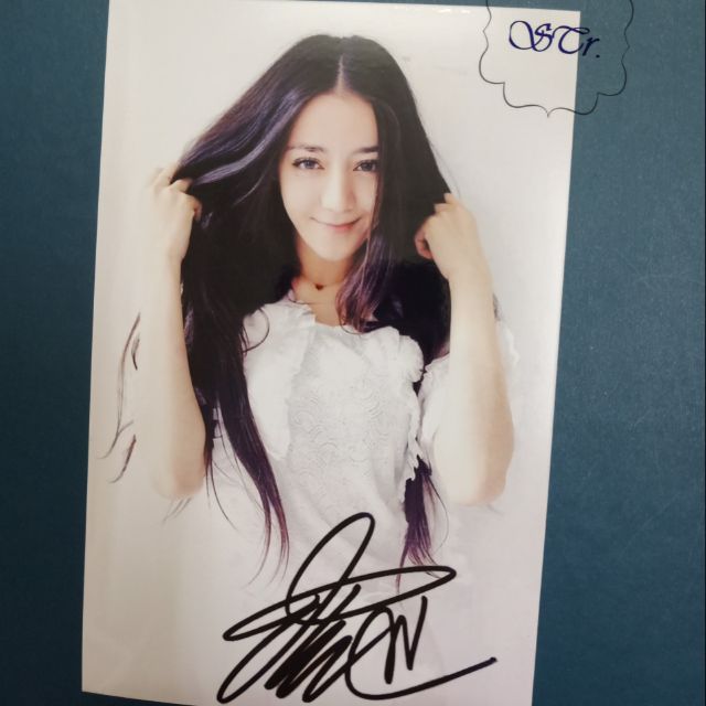 Chữ ký của Địch Lệ Nhiệt Ba cũng yêu thích phong cách 'giun dế'.