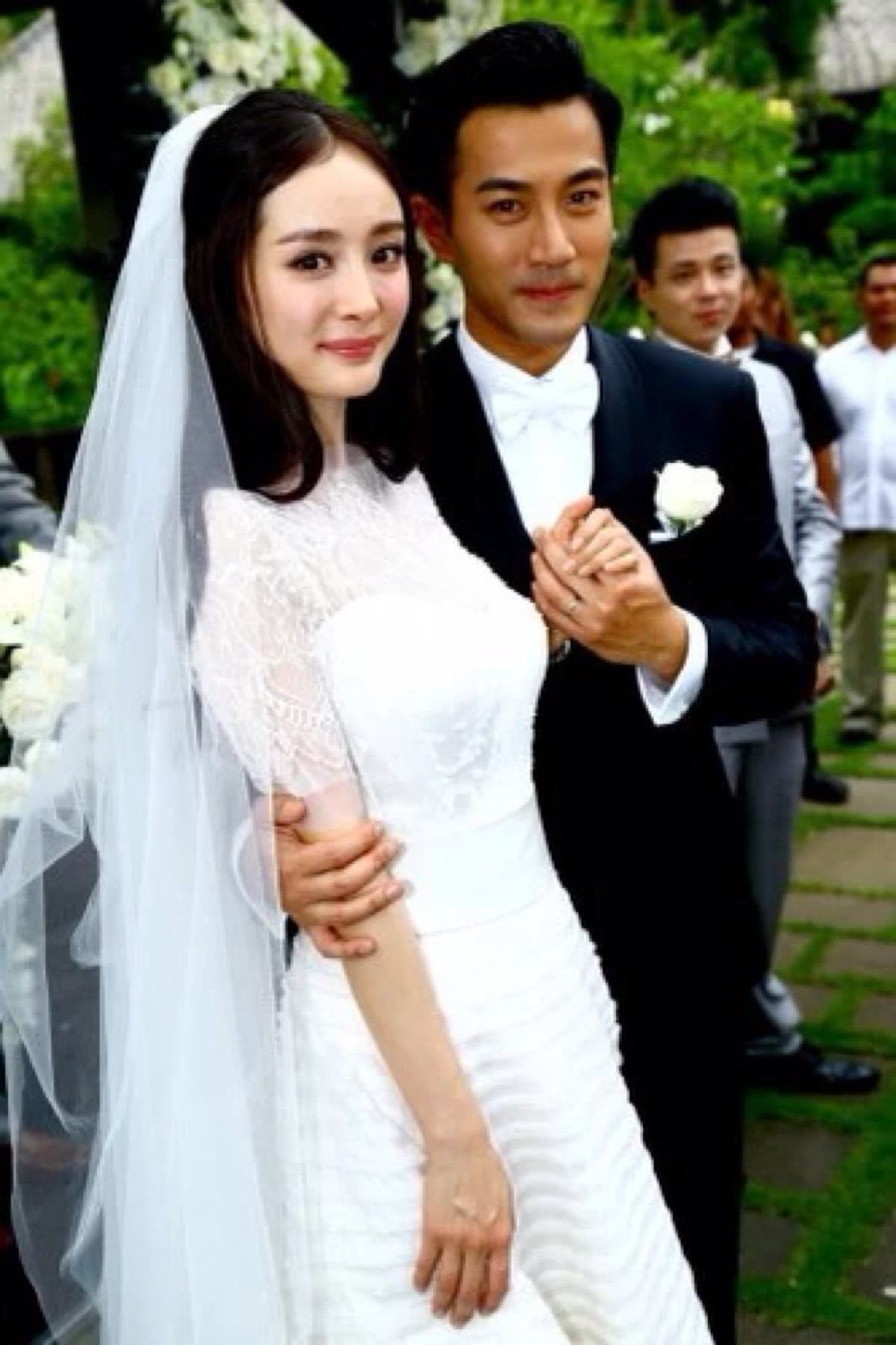 5 cặp đôi 'trâu già gặm cỏ non' của Cbiz: Dương Mịch, Lưu Diệc Phi cách biệt tuổi tác vẫn kém trùm cuối Lưu Thi Thi - Ảnh 4