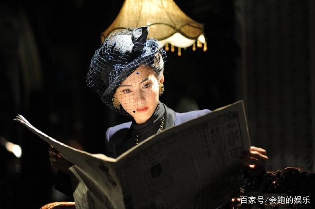 Có lẽ trùm cuối phải nhắc đến Trương Bá Chi. Nữ diễn viên từng nàng ngọc nữ hàng đầu của showbiz Hong Kong với nhan sắc xinh đẹp. Trong bộ phim 'Quan Hệ Nguy Hiểm', 'nàng thơ' của CHâu Tinh Trì thực sự tạo cho khán giả cảm giác kinh diễm với tạo hình mũ lưới, sang chảnh khó có thể dùng từ nào để miêu tả. Đây là tường thành nhan sắc bất bại của showbiz Hoa ngữ.