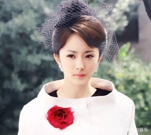 Dương Mịch được biết đến là tiểu hoa đán thế hệ 8x của showbiz Hoa ngữ. Không chỉ đa tài mà Dương Mịch còn sở hữu nhan sắc xinh đẹp cùng thần thái sang chảnh khiến nhiều người ngưỡng mộ. Đặc biệt, Dương Mịch phù hợp với nhiều phong cách trang phục khác nhau từ cổ đại đến hiện đại và khi tạo hình thời dân quốc cũng không làm mất khí chất của quý cô xinh đẹp.