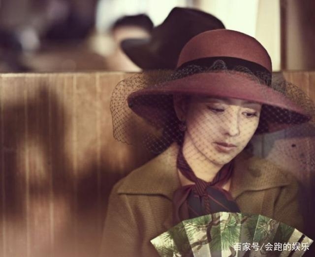 Đồng Lệ Á không hổ là mỹ nhân Tân Cương khi sở hữu nhan sắc đẹp không góc chết. Tạo hình của Đồng Lệ Á mang đến nét đẹp u buồn, cổ điển nhưng vẫn không kém phần cao quý.