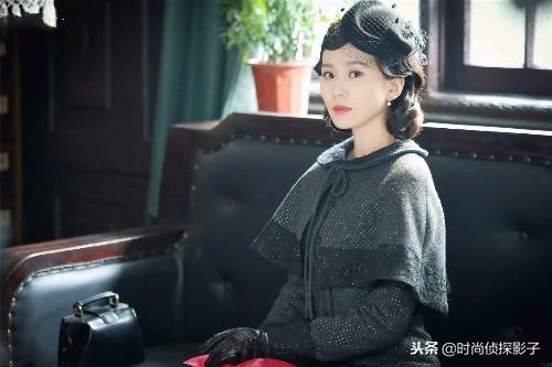 Lưu Thi Thi không chỉ có diễn xuất giỏi mà khí chất cao quý từ Lưu Thi Thi khó ai có thể bắt chước theo. Dù trang phục đơn giản nhưng kết hợp với chiếc mũ lưới khiến Lưu Thi Thi như nàng tiểu thư nhà quý tộc thời dân quốc.