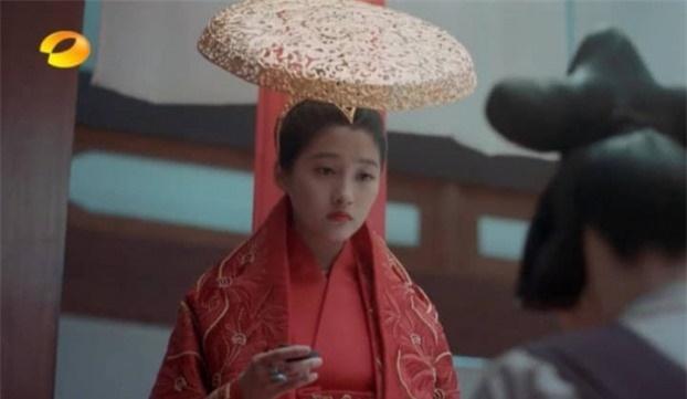 Quan Hiểu Đông vốn được biết đến là mỹ nhân xinh đẹp đặc biệt cũng là một trong những 'mỹ nhân cổ trang'. Nổi bật với những bộ cổ trang quý phái nhưng Quan Hiểu Đồng lại kết hợp với cái mũ như cái rế đội trên đầu khiến hình ảnh của cô bị dìm thê thảm.