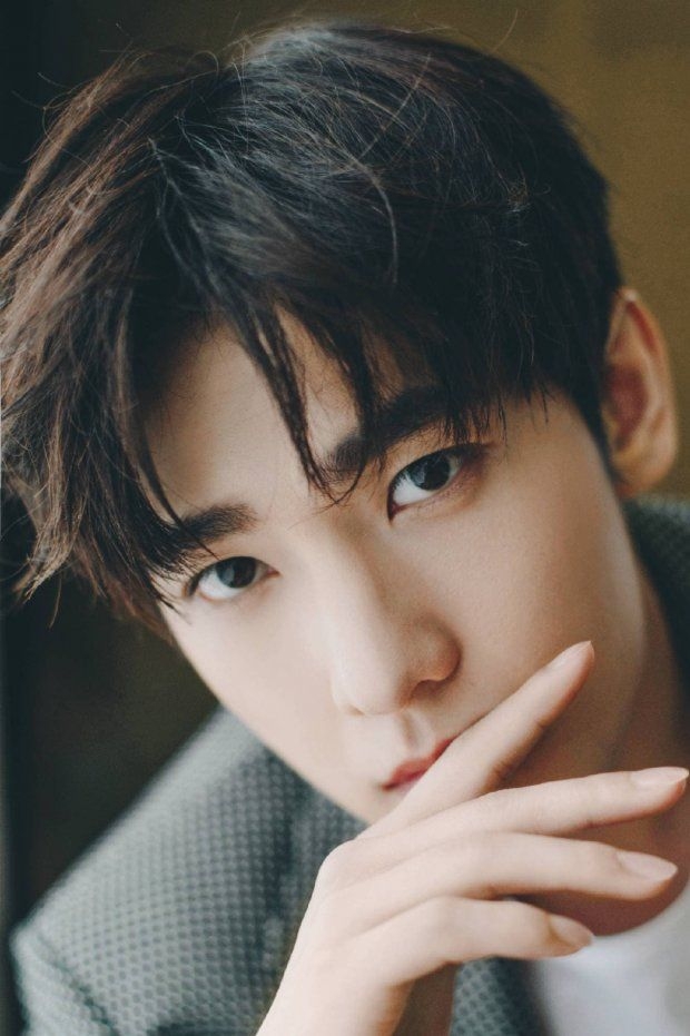 Dương Dương không hổ nam thần vạn người mê, không góc chết toàn thân từ gương mặt, vóc dáng đến đôi tay cũng khiến fan nữ mê điên đảo.