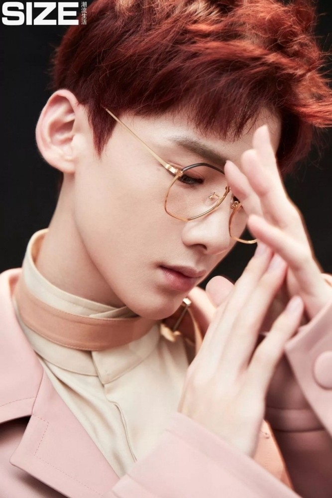 Bạch Kính Đính đúng chuẩn 'trai thẳng sắt thép' và nhìn đôi tay là người hâm mộ chỉ 'mlem'.