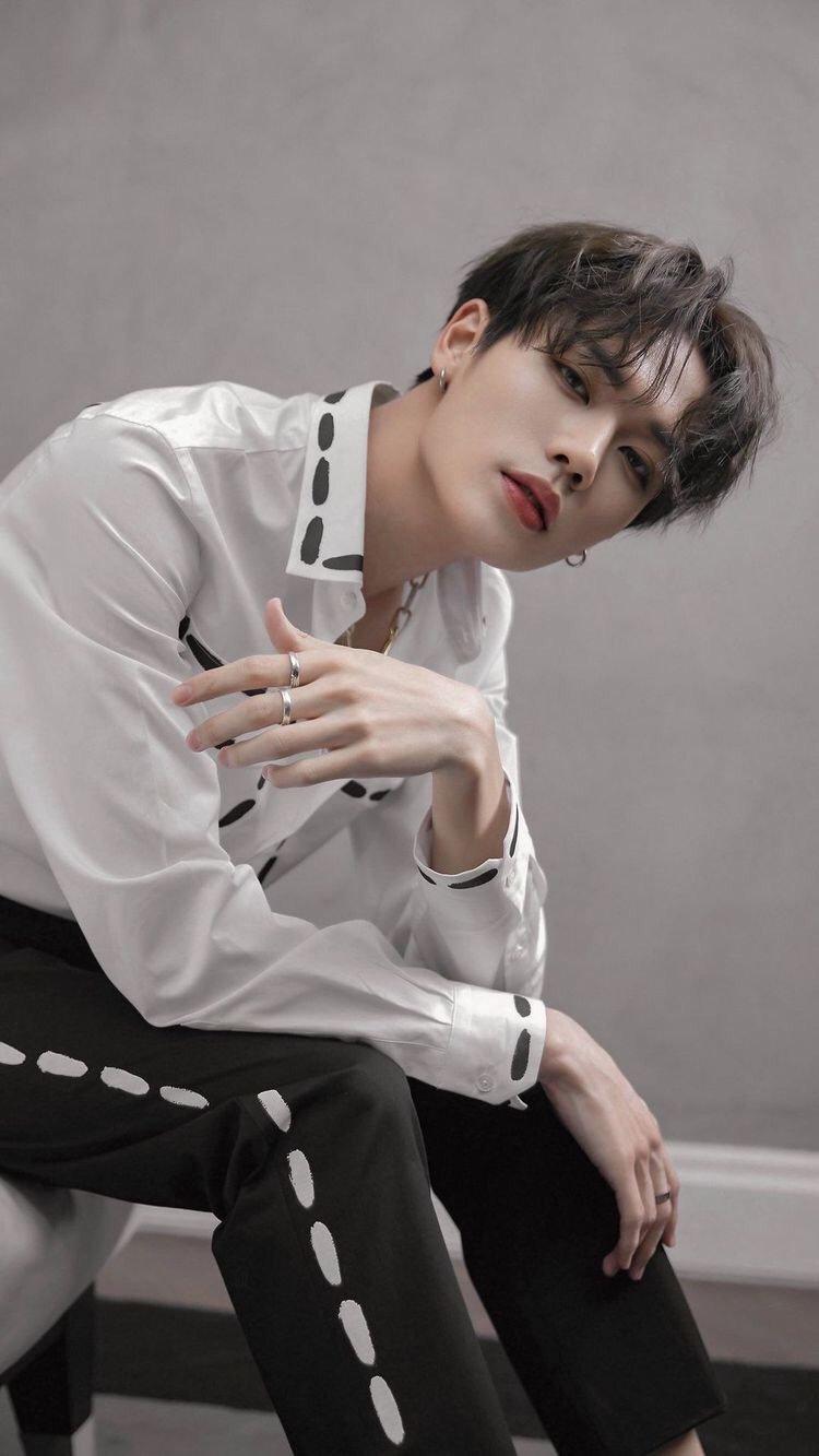 Mỹ nam Lâm Ngạn Tuấn cũng sở hữu đôi tay xương xẩu thon dài.