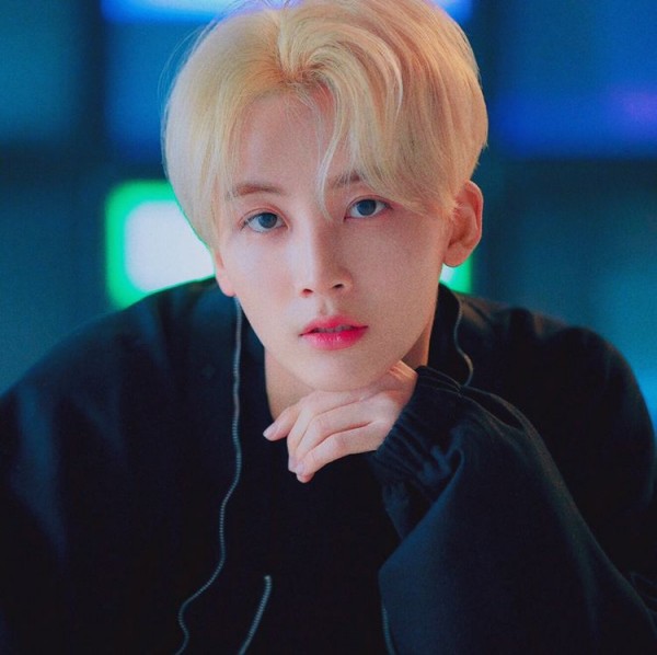 Jeonghan - SEVENTEEN có đôi môi như tranh vẽ khiến biết bao thiếu nữ phải mong ước.