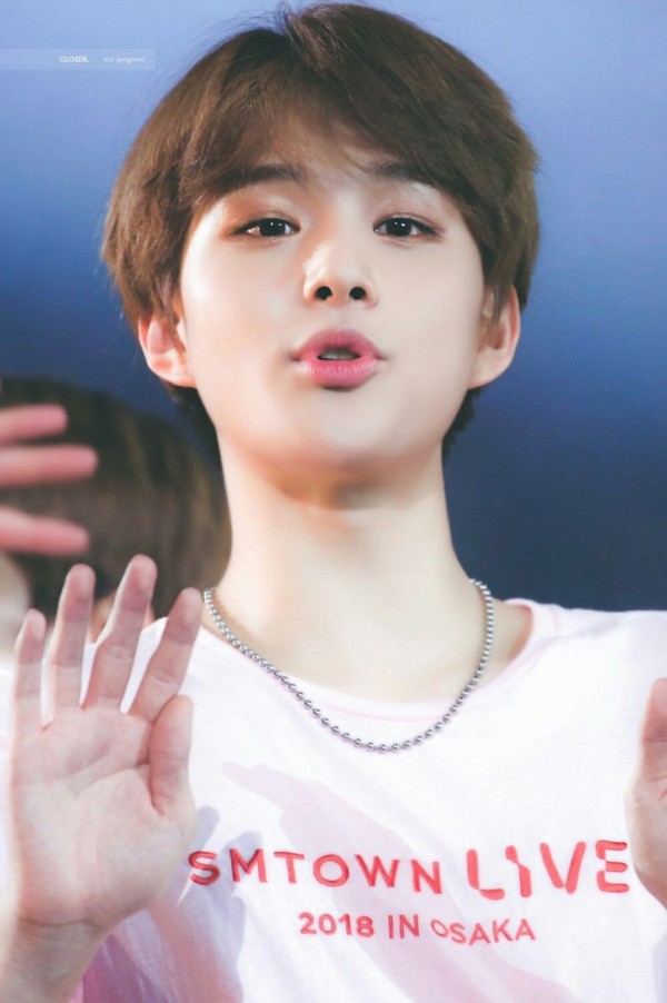 Jungwoo đúng là mỹ nam tử khi sở hữu gương mặt trẻ con cùng đôi môi đẹp hút hồn.