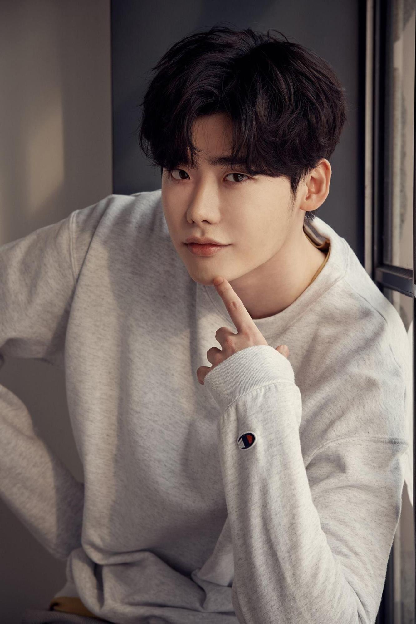 Nam thần đốn tim hàng loạt fan nữ Lee Jong Suk chắc chắn không thể bỏ qua trong hội mỹ nam tử có đôi môi đẹp,