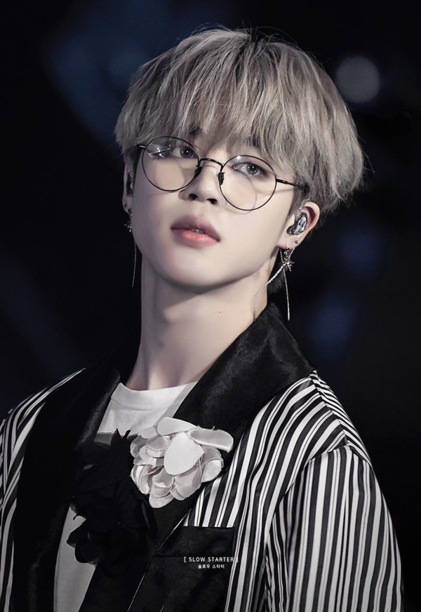 Jimin BTS không chỉ gương mặt đẹp mà đôi môi gợi cảm khiến hội chị em chỉ muốn 'rụng trứng'.
